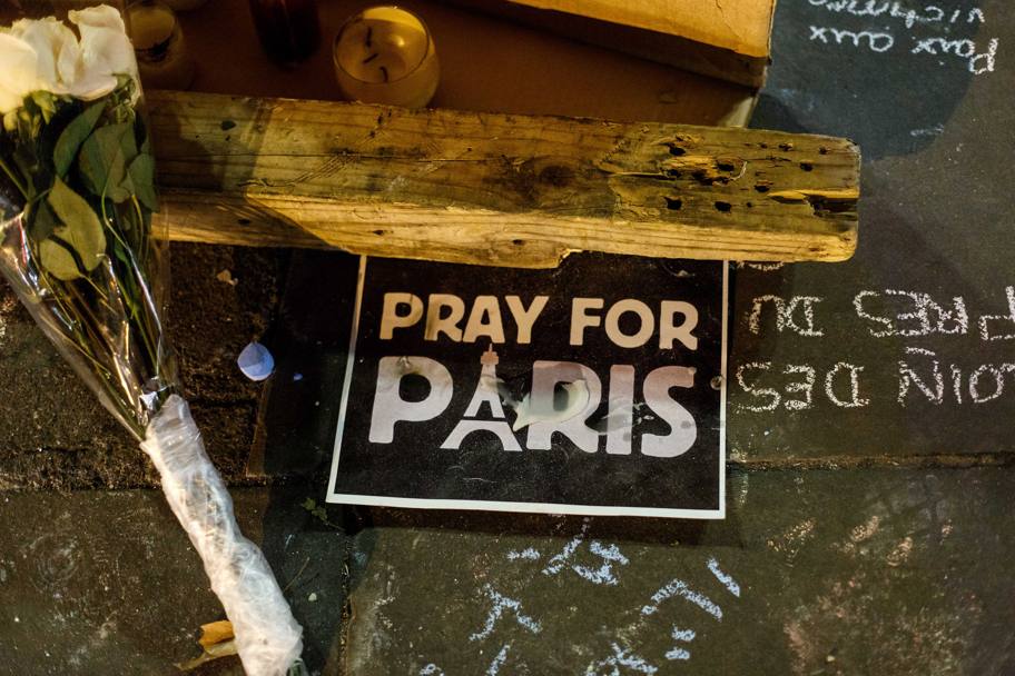 Intanto sul web si diffonde questa foto, trasformata in hashtag: #PrayforParis LaPresse 